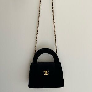 Elegant Black Quilted Handbag